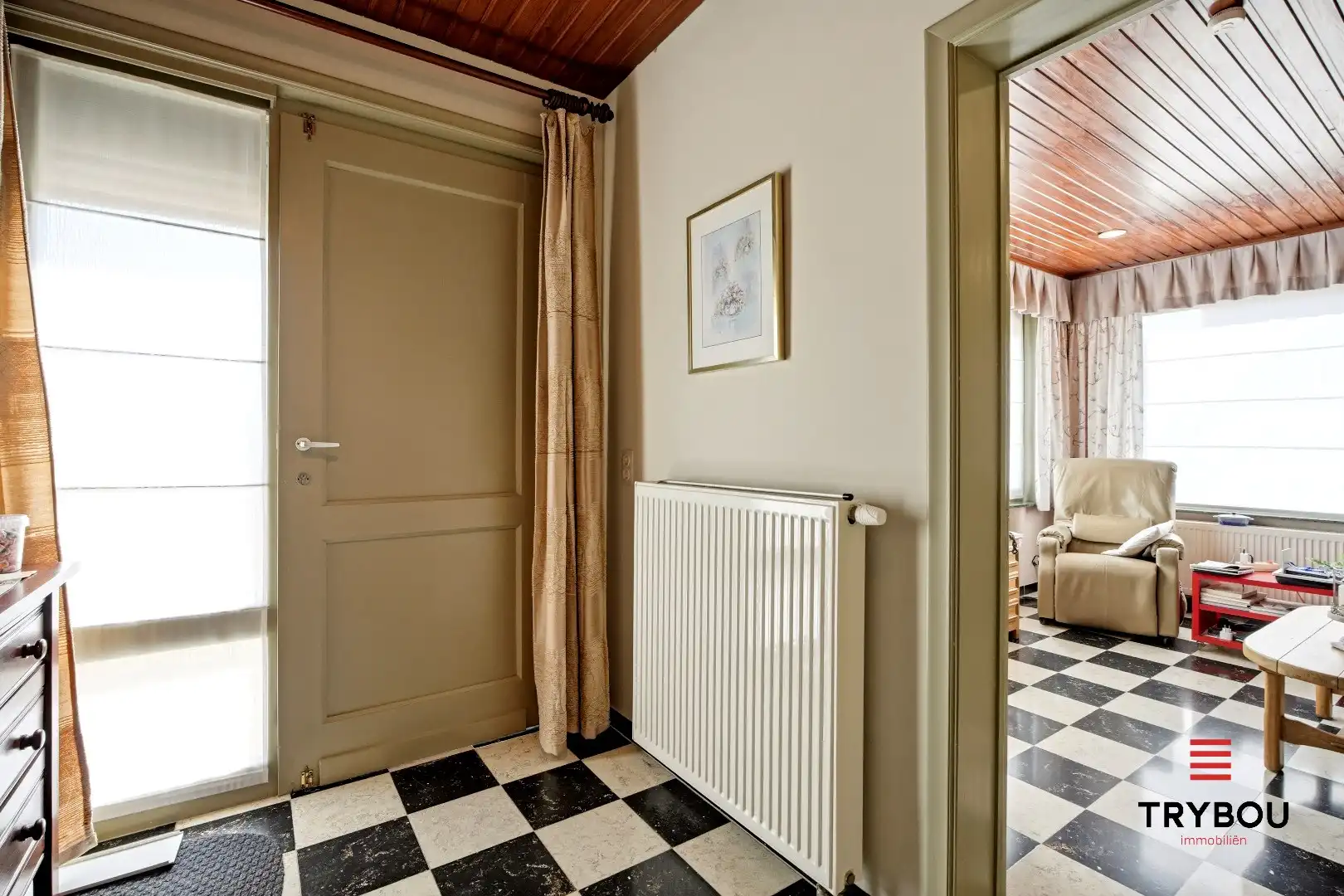 Alleenstaande woning op een ruim perceel met 3 slaapkamers en 2 garages!  foto 4