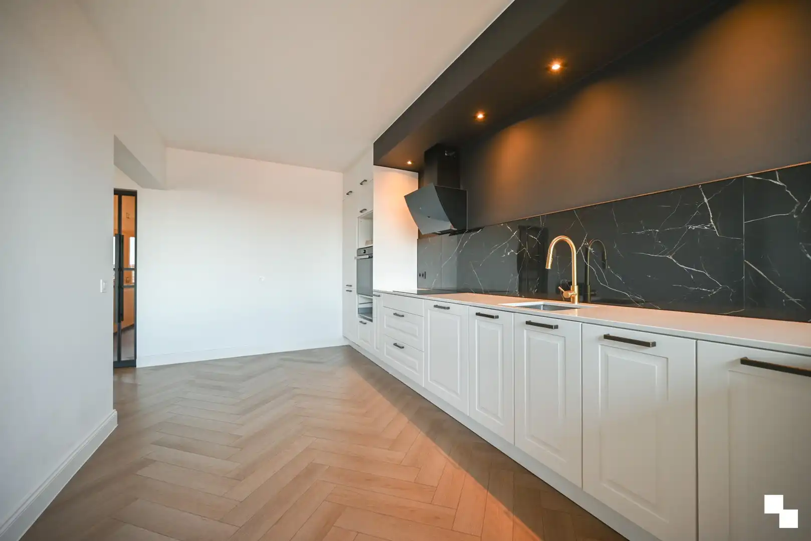 Volledig gerenoveerd appartement met drie slaapkamers te centrum Izegem foto 9