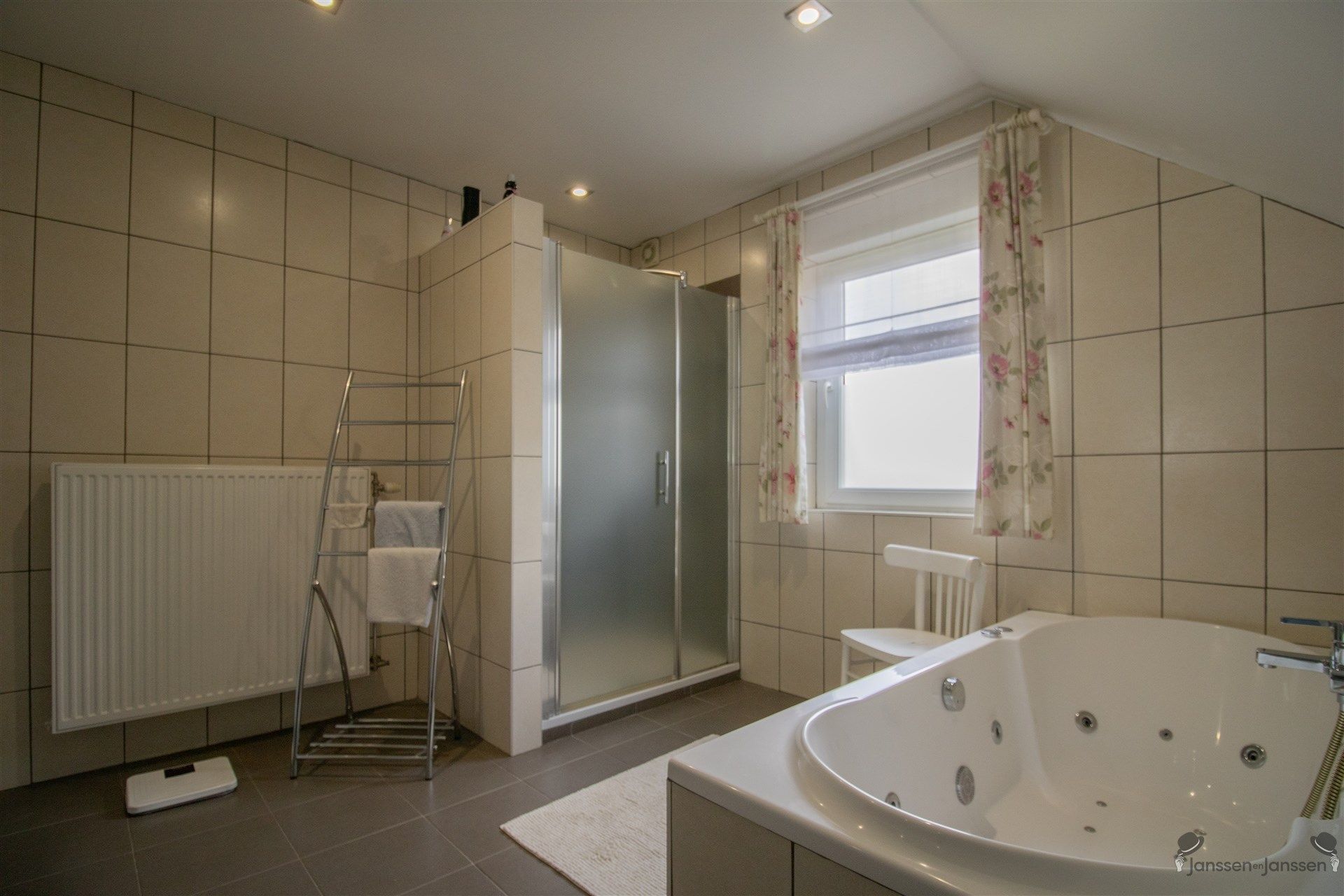 Ruime energiezuinige en instapklare woning met 3 à 4 slaapkamers. foto 16