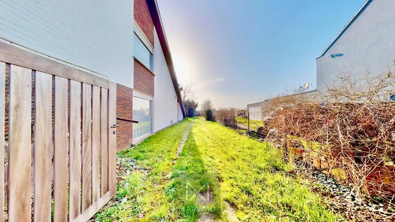 Instapklare halfopen woning met dubbele garage, atelier en ZW-tuin te Rekkem foto 20