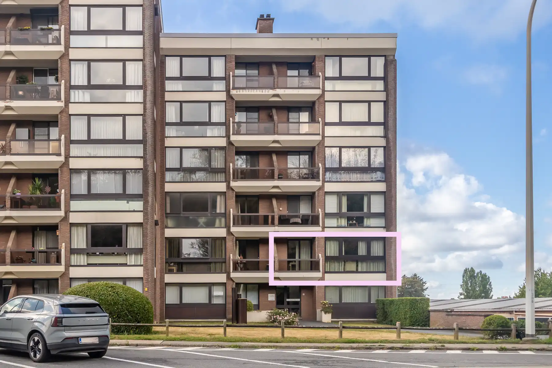 Lichtrijk appartement met autostaanplaats en prachtig zicht foto {{pictureIndex}}