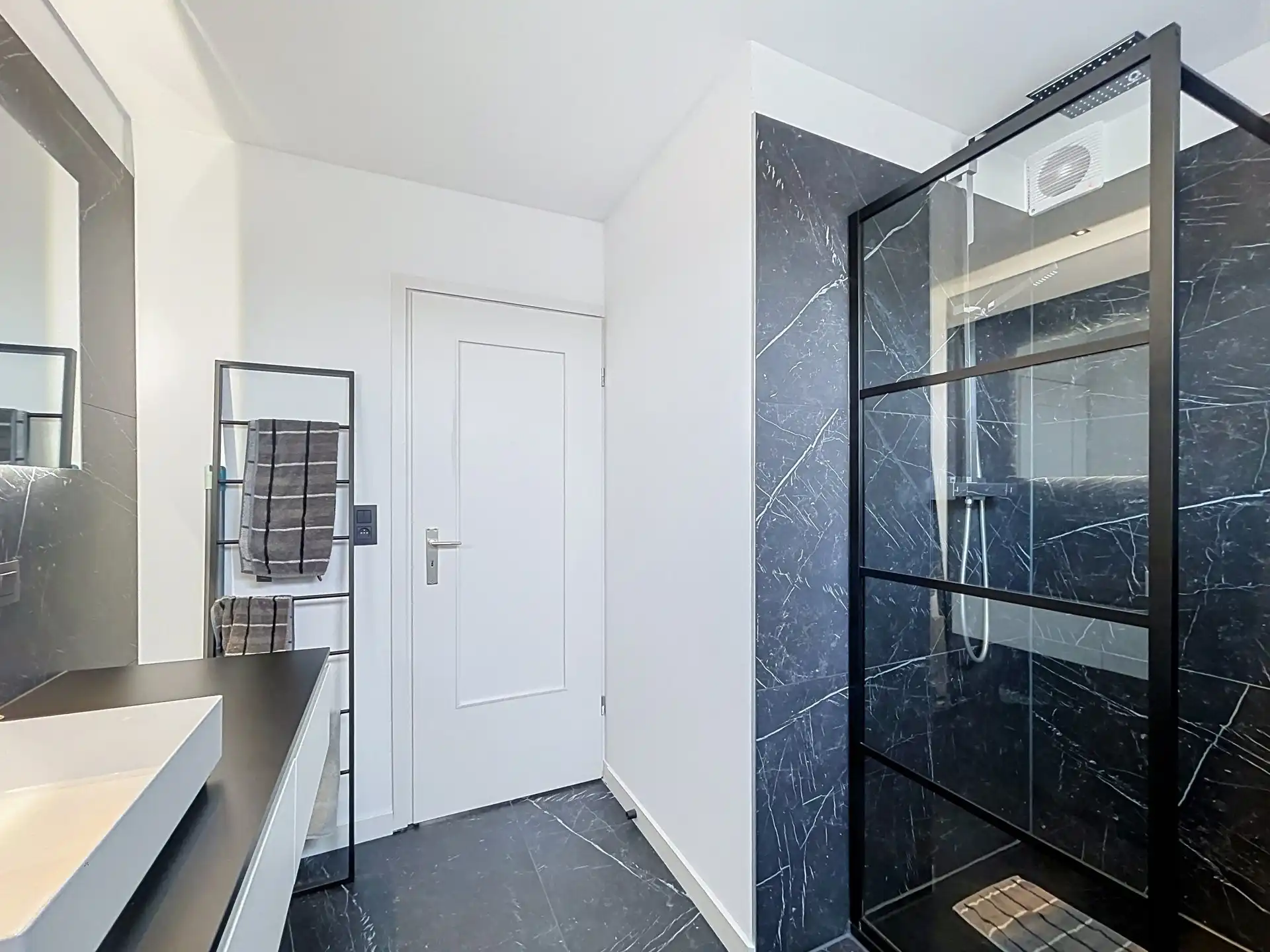 Luxueus 2 slaapkamer appartement met terras 30m² foto 13