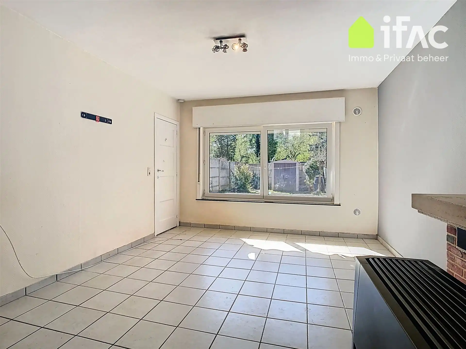 Huis met 2 slaapkamers, bureau en tuin foto 8