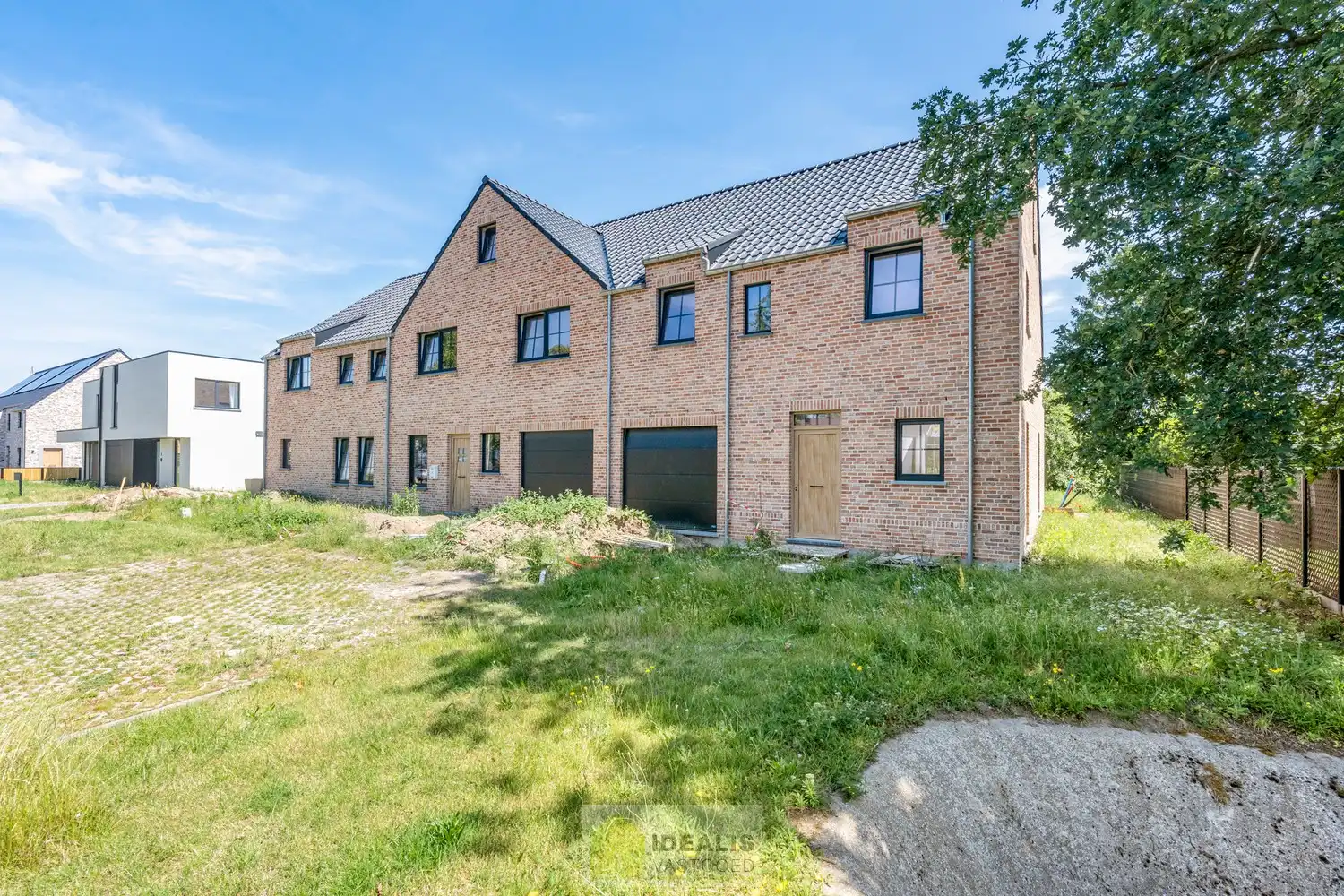 PRACHTIGE NIEUWBOUWWONING (GRONDAANDEEL €116.000,00 + 12% REGISTRATIERECHTEN EN CONSTRUCTIE € 277.000,00 + 21% BTW) MET EEN HEERLIJK LICHTRIJKE WOONKAMER MET OPEN KEUKEN MET AANSLUITEND BERGPLAATS, BUREEL, INPANDIGE GARAGE, 3 SLAAPKAMERS, EEN RUIME BADKAMER VOORZIEN VAN ALLE COMFORT! EEN HEERLIJK RUIM HUIS MET INPANDIGE GARAGE, EEN LEUKE TUIN, OP EEN GEGEERDE LOCATIE NABIJ HET CENTRUM VAN REPPEL! foto 3