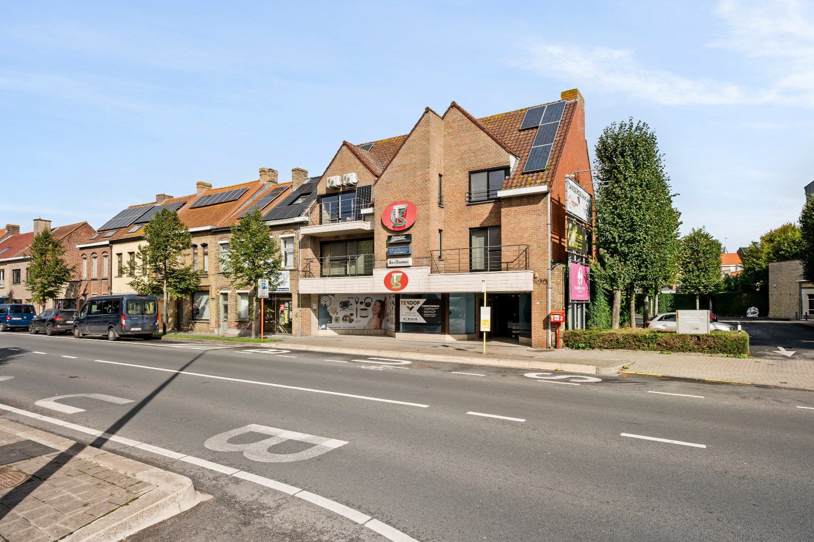 Prachtig opbrengsteigendom met 3 entiteiten in Diksmuide. foto {{pictureIndex}}