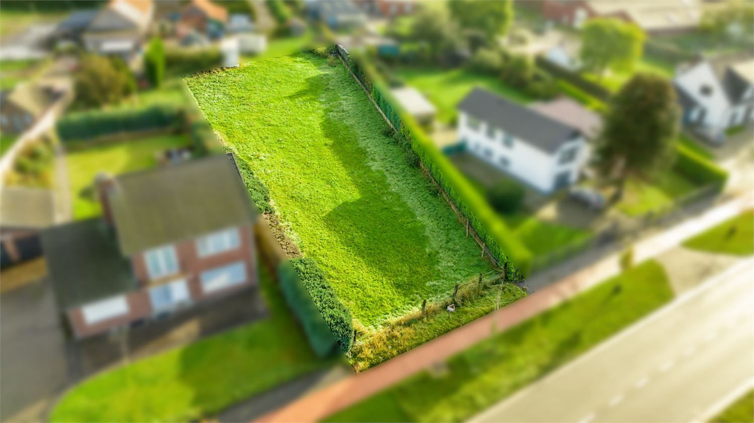 KNAPPE BOUWKAVEL (+-11A86CA) OP GROENE, DOCH CENTRALE EN GUNSTIGE LOCATIE, VLAKBIJ HET CENTRUM VAN BOCHOLT! foto {{pictureIndex}}