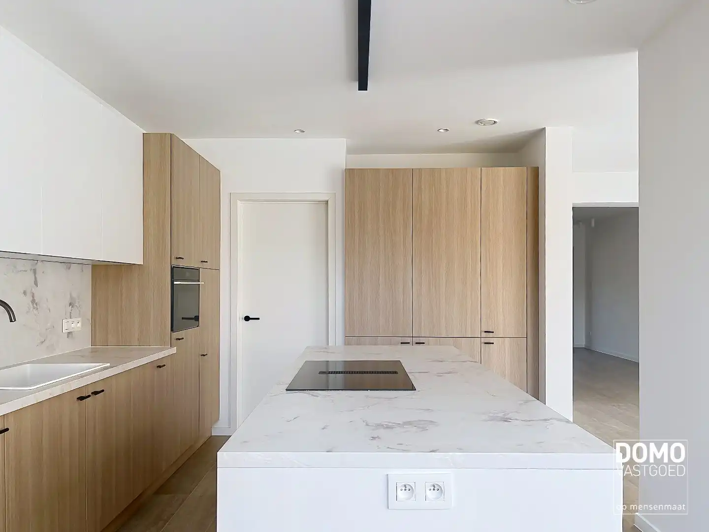 Instapklare totaalrenovatie met luxueuze afwerking, 4 slaapkamers en zuidgerichte tuin foto 3
