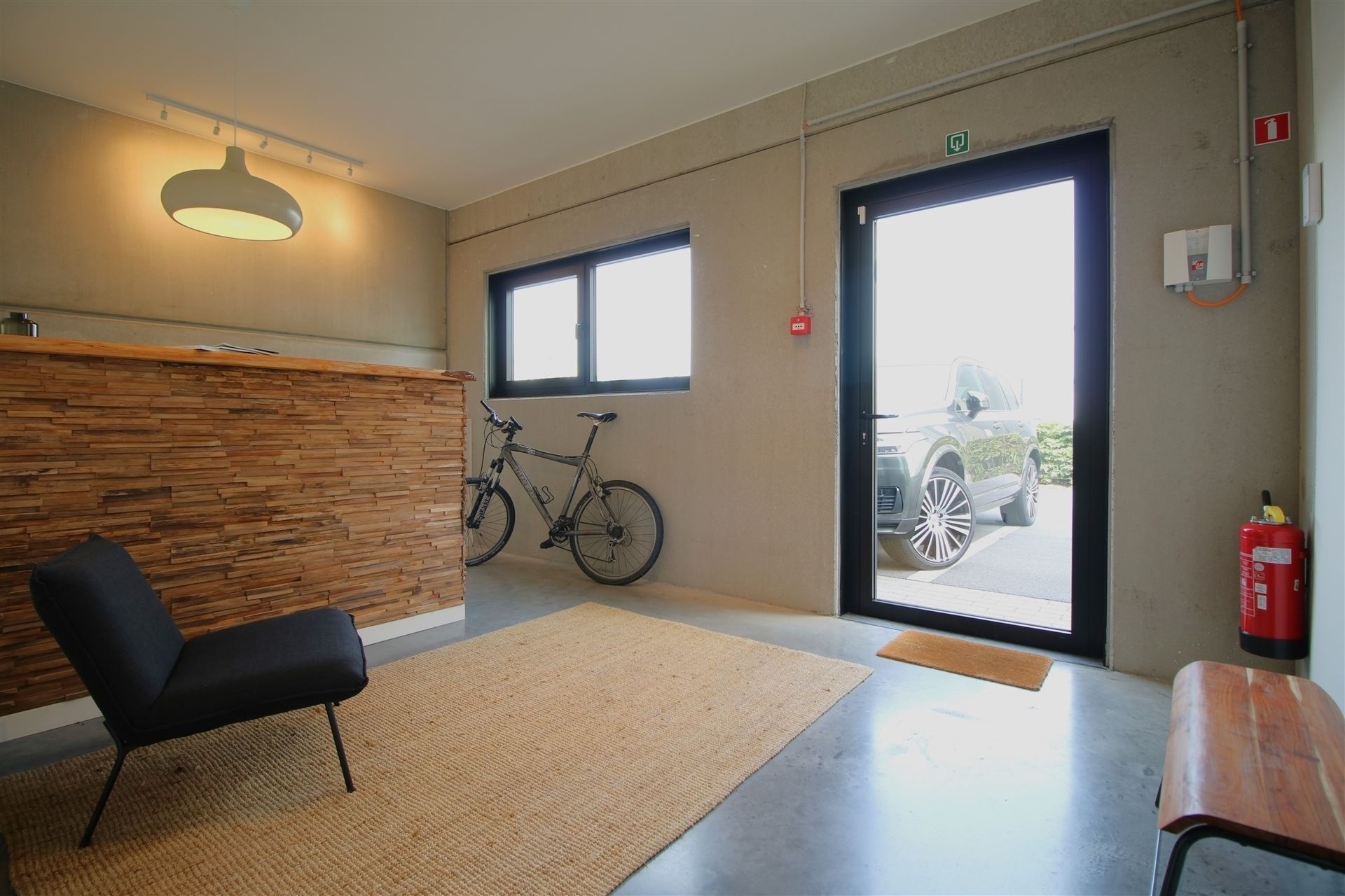 Ingerichte KMO-unit met burelen en magazijnen foto 2