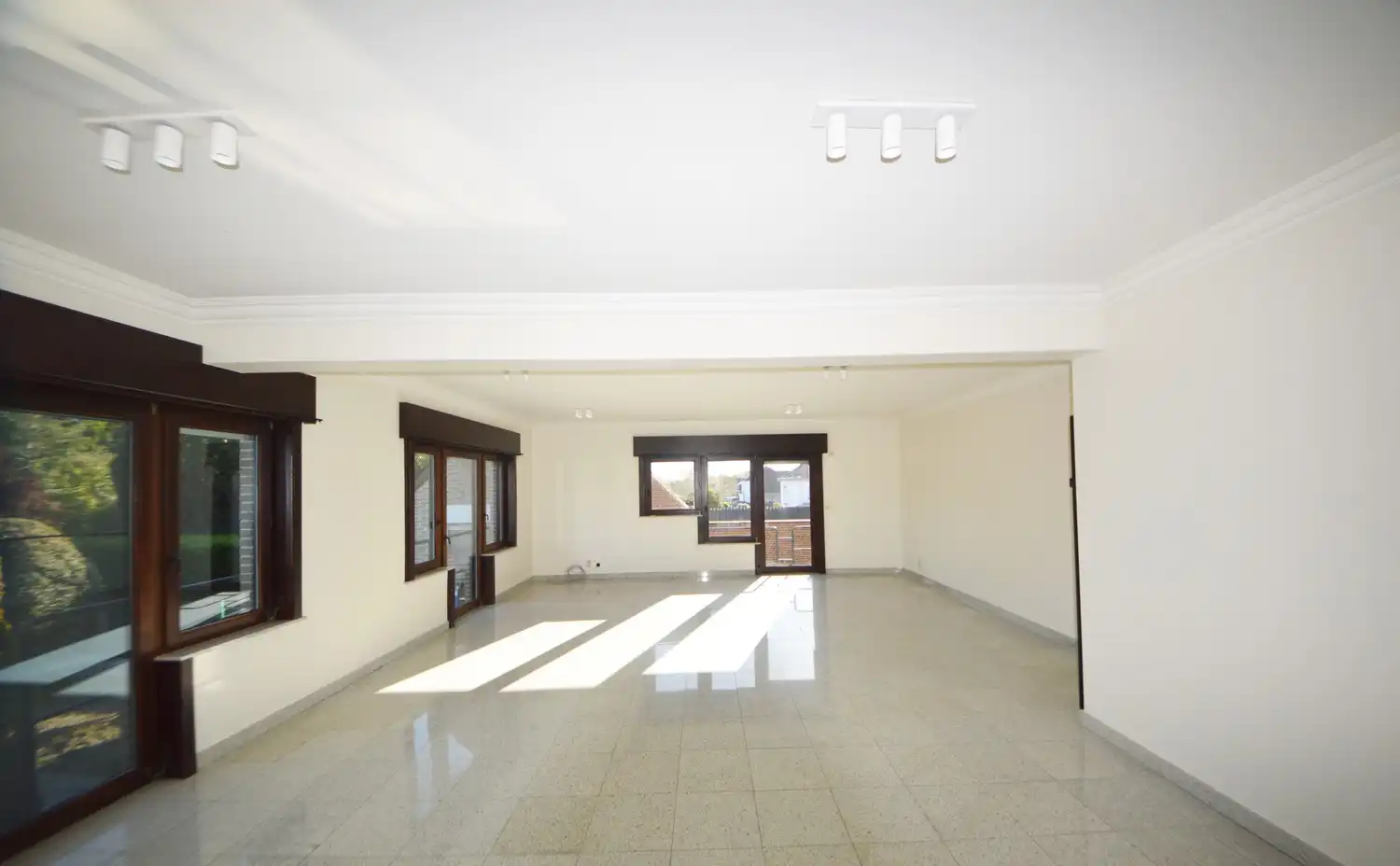 Ruim en lichtrijk gerenoveerd appartement (182 m²) INCLUSIEF GARAGE EN PARKING foto 3