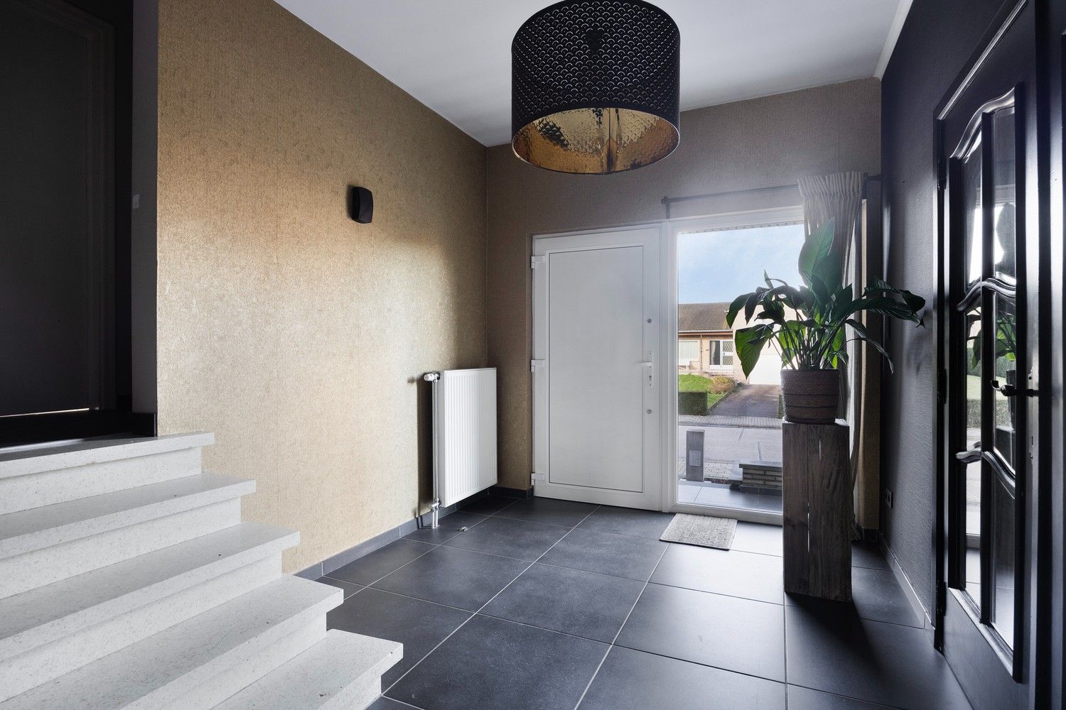 Moderne split-level woning met ruime tuin in Maasmechelen foto 3