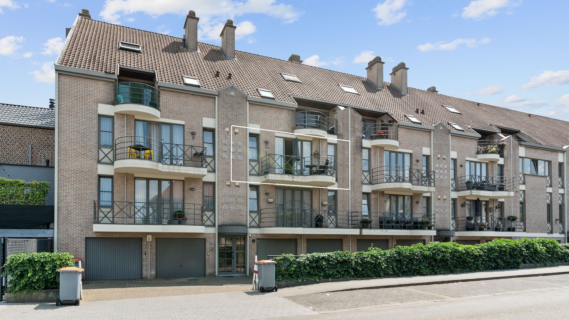 Energiezuinig appartement met 2 slpk'rs en garage in het centrum foto {{pictureIndex}}