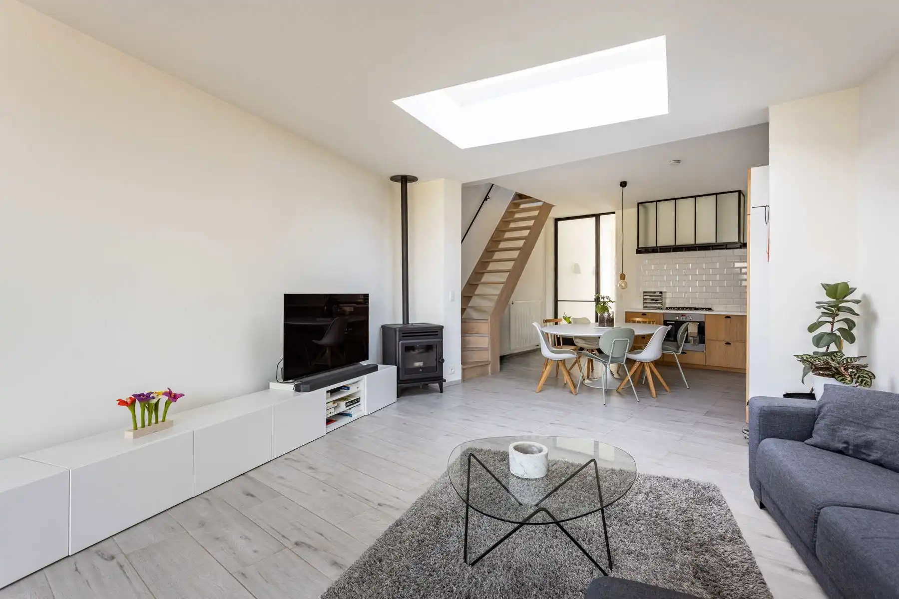 Instapklare totaal gerenoveerde woning in verkeersluwe straat! foto 7