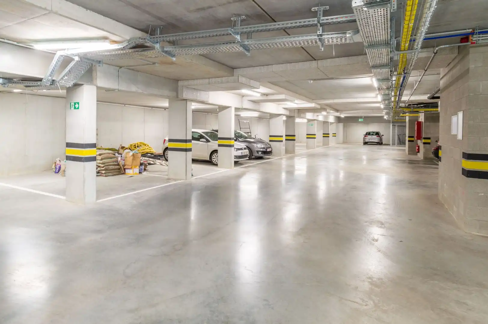 !!! OPTIE !!! Een binnenstaanplaats nabij het centrum! foto {{pictureIndex}}