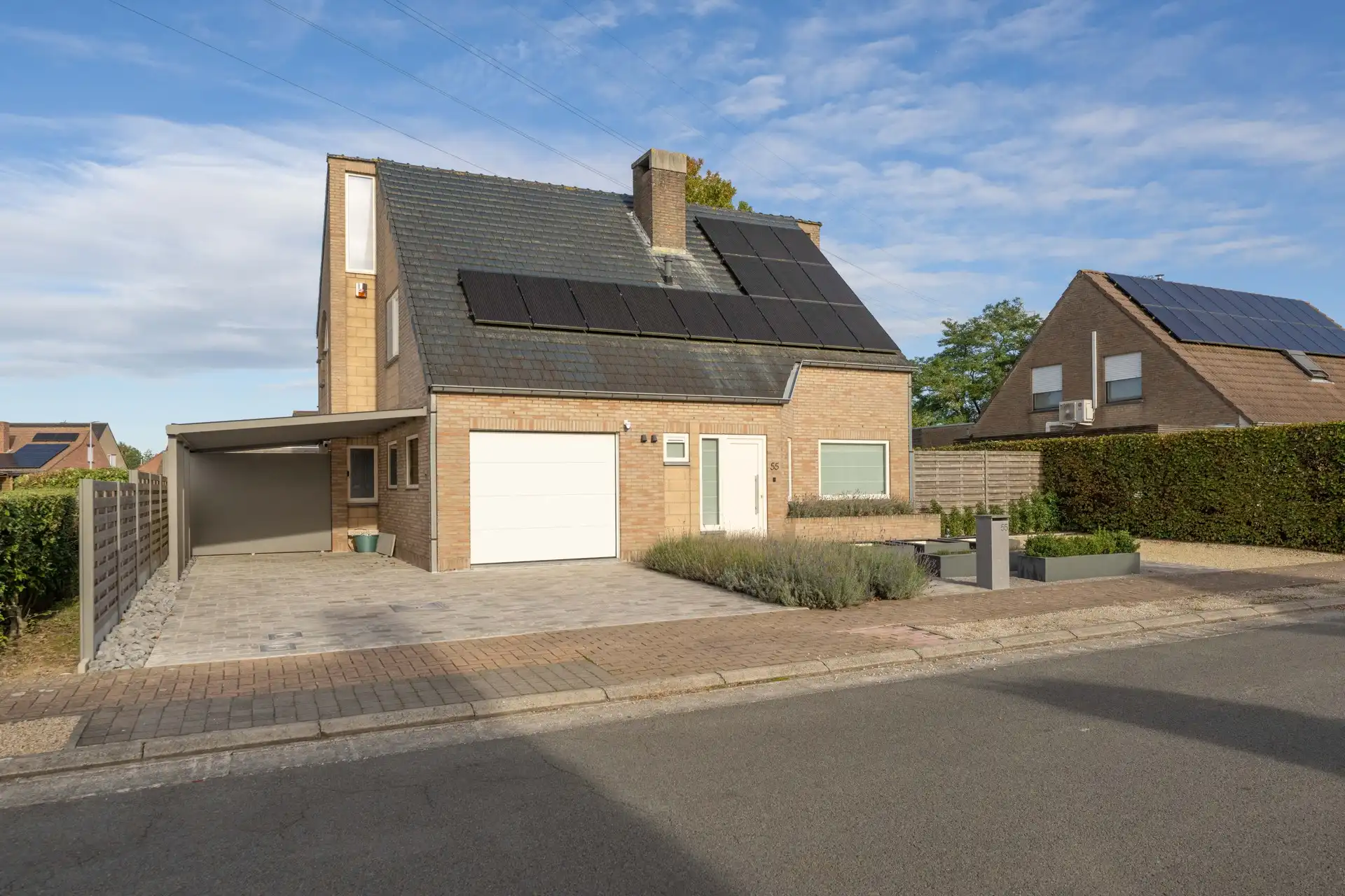Knappe, verzorgde alleenstaande hedendaagse woning met 3 slaapkamers, garage en een prachtige aangelegde tuin TE KOOP in Wielsbeke! foto 3