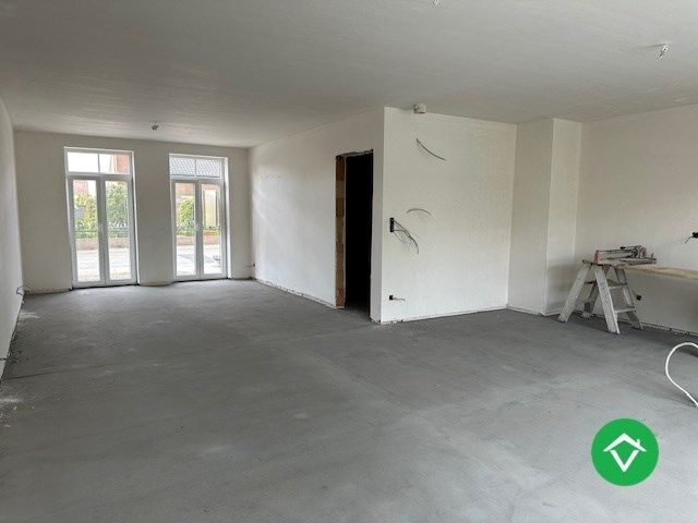 Moderne nieuwbouw tussenwoning met drie slaapkamers en garage in Moere foto 3