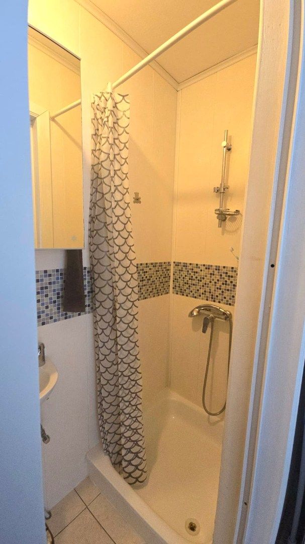 Gezellige studio met aparte slaapkamer in centrum van Genk foto 6