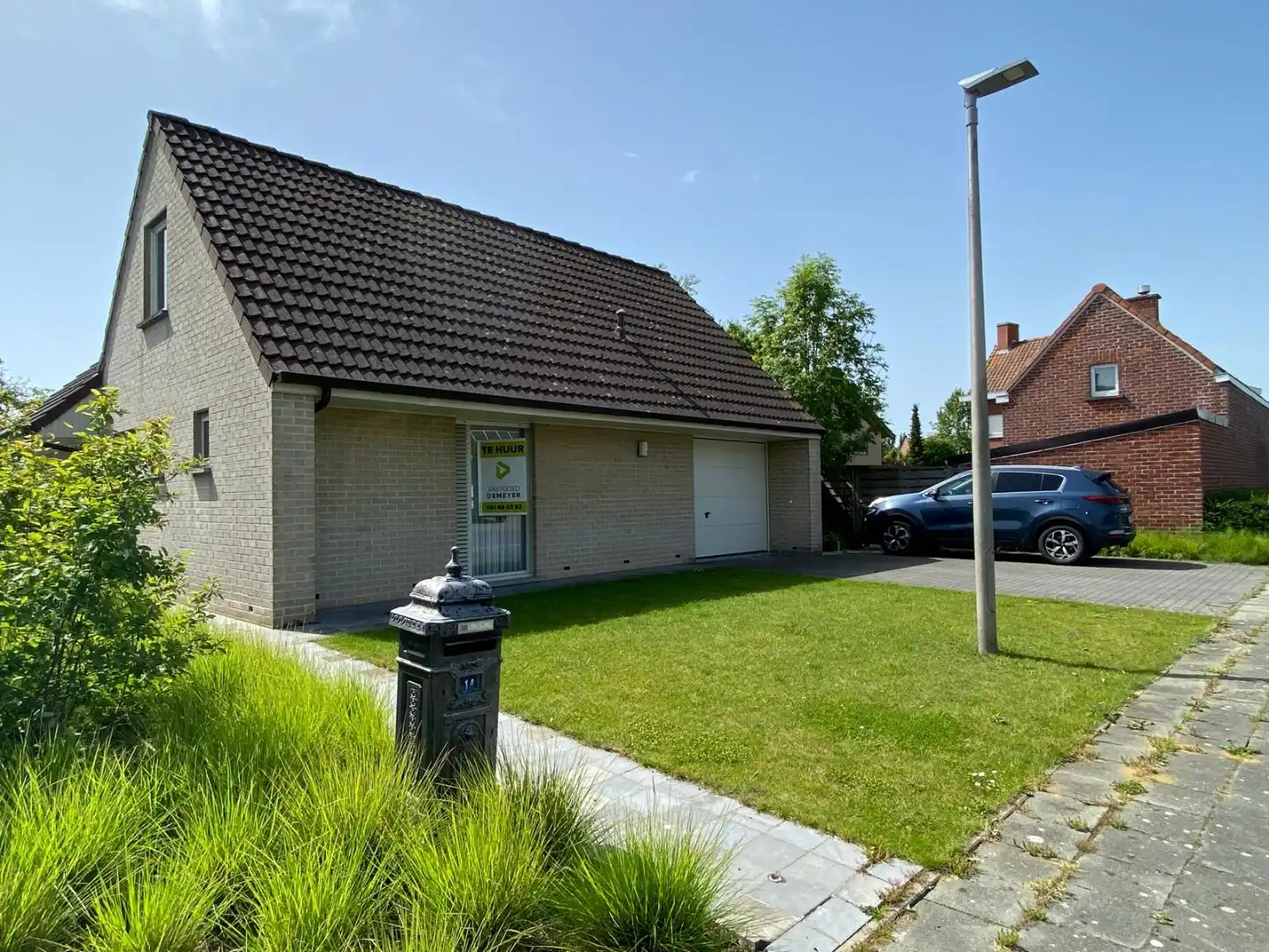 CENTRAAL GELEGEN GEZINSWONING MET 3 SLPKS | INPANDIGE GARAGEN EN TUIN foto {{pictureIndex}}
