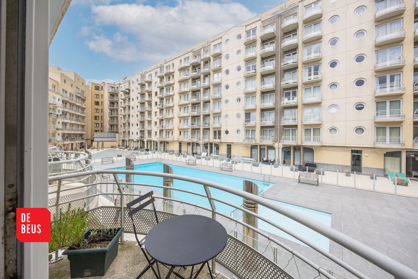 Duplex met 3 slpk en 3 terrassen pal aan zee, met zwembad in residentie ! foto {{pictureIndex}}