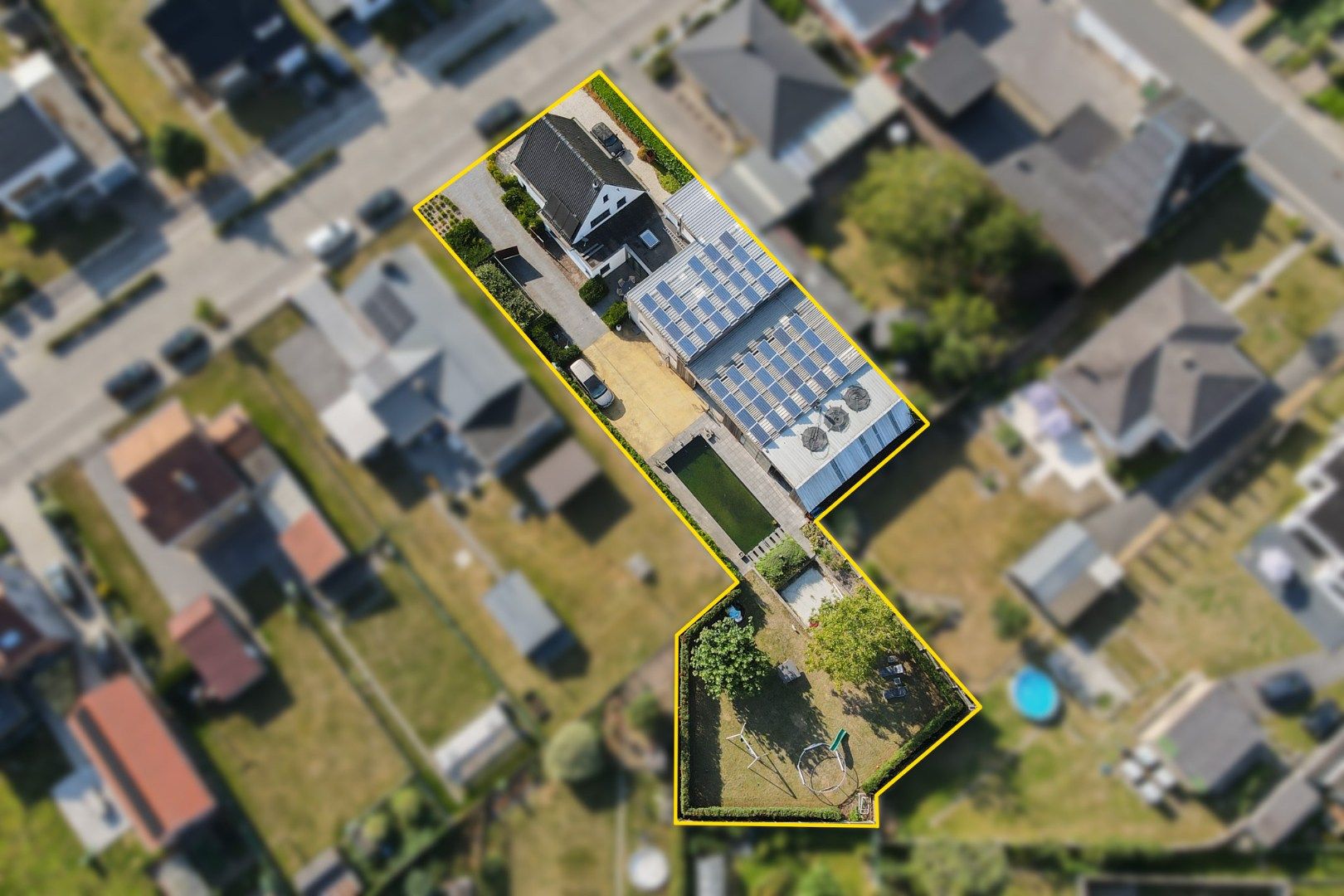 Veelzijdige eigendom met handelsmogelijkheid op 1.252 m² foto 2