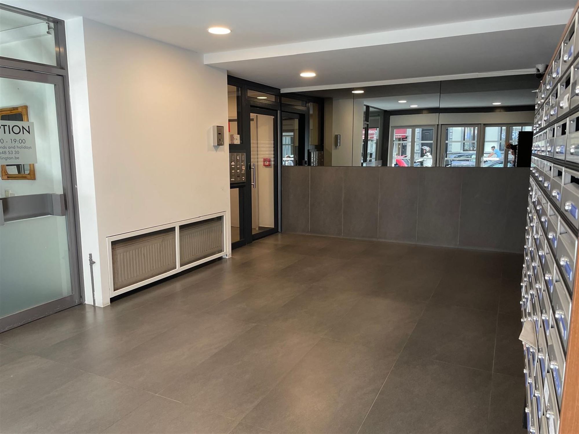 Gemeubelde en heldere studio foto 10