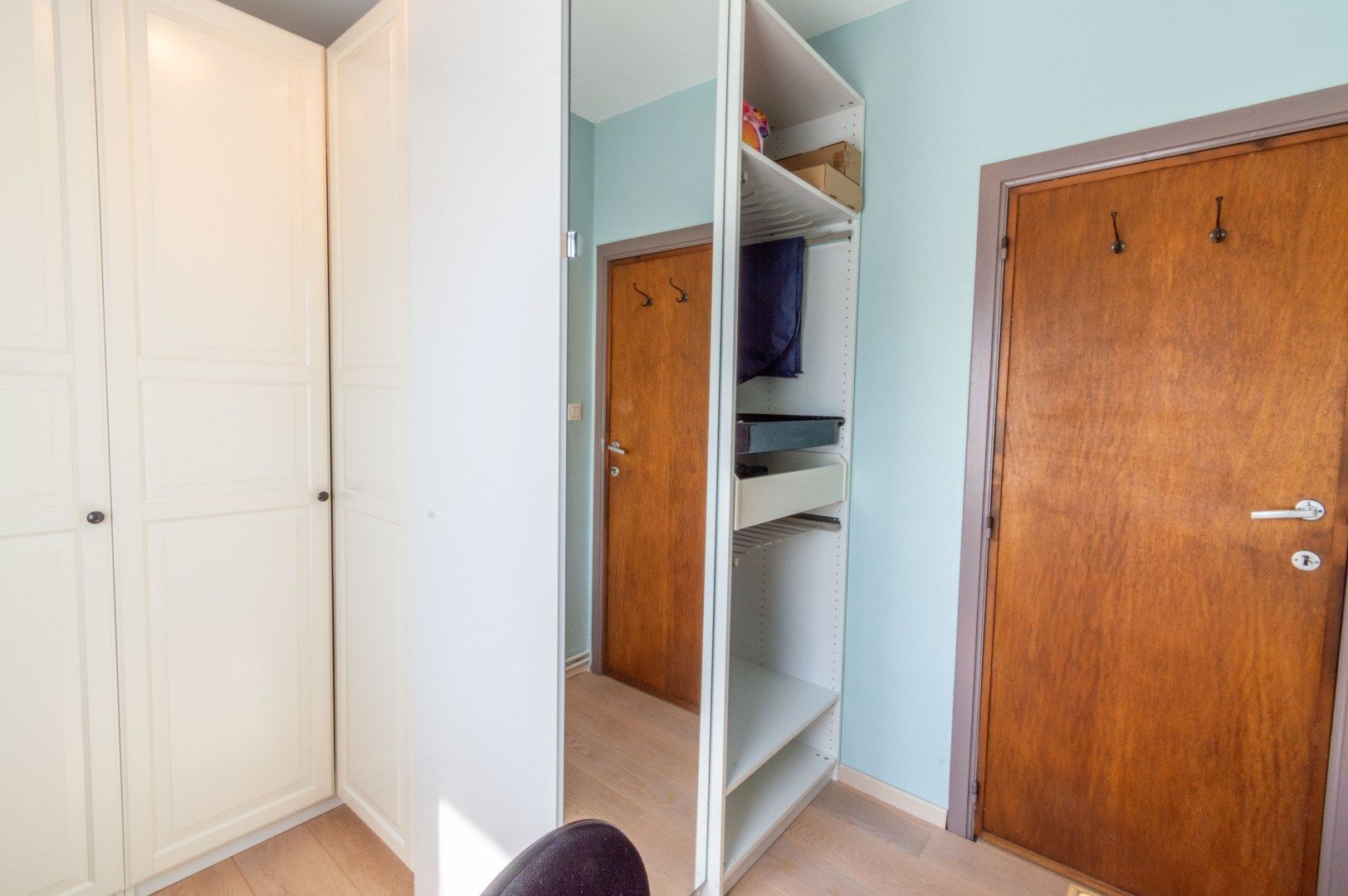  Ruime en goed onderhouden driegevel-woning met 3 slaapkamers, 2 terrassen, tuin, garage en oprit met plaats voor meerdere wagens foto 13