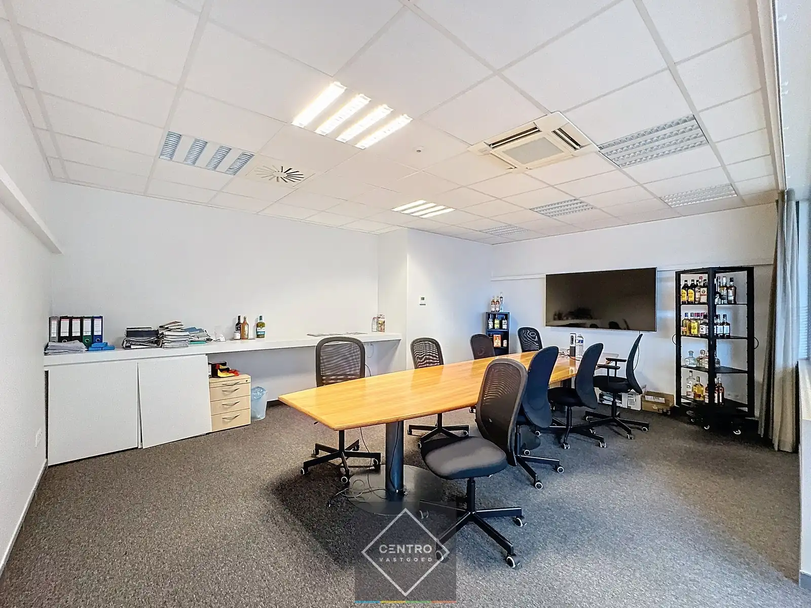 Instapklare & zeer betaalbare KANTOREN (250m²) TE KOOP met 5 private parkeerplaatsen voor de deur te Brugge! Rustig gelegen met een goede ontsluiting naar autosnelwegen. foto 7
