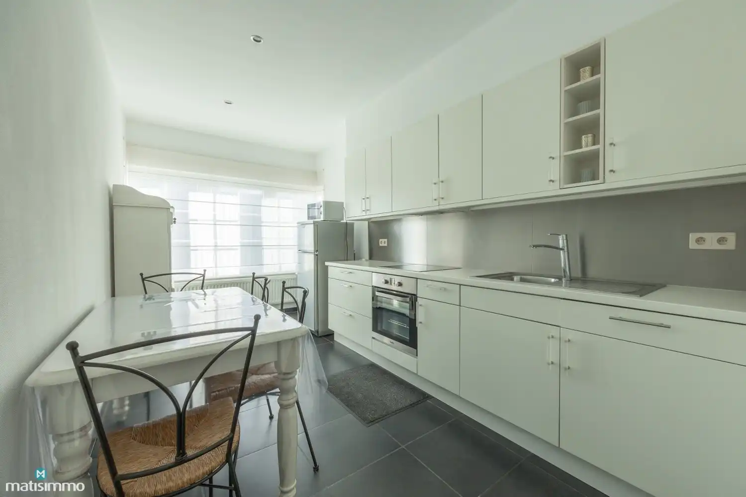 GEMEUBELD INSTAPKLAAR APPARTEMENT MET 2 SLAAPKAMERS EN AUTOSTAANPLAATS NABIJ HET CENTRUM VAN TONGEREN foto 8