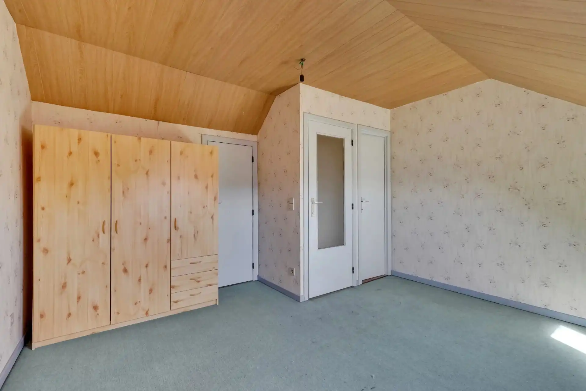 Op te knappen stadwoning op goede locatie foto 15