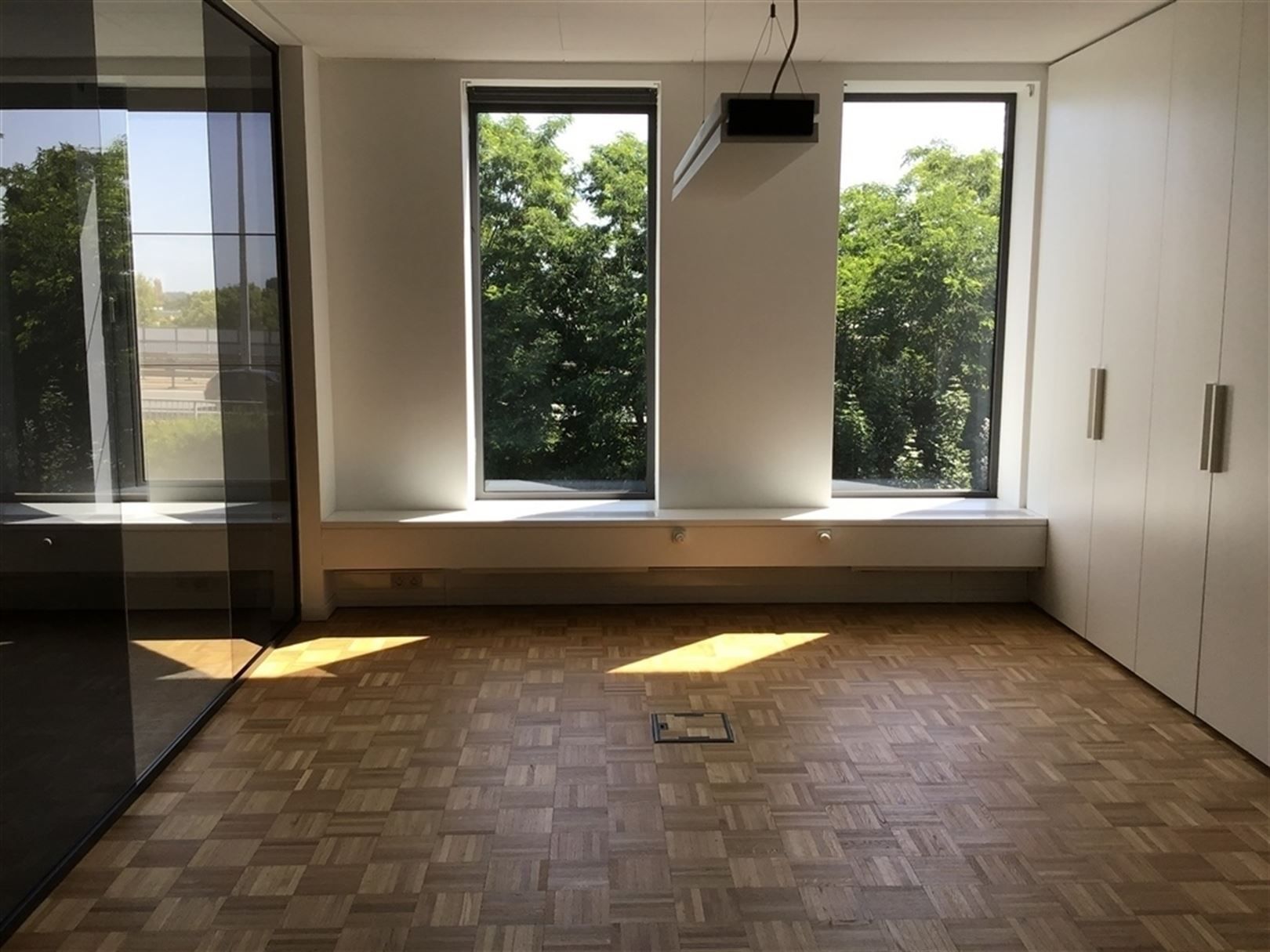 Instapklare kantoren in Zele met ruime parking foto 9