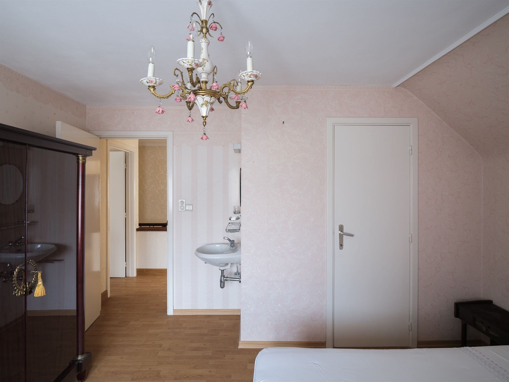 Ruime gezinswoning met vier slaapkamers en tuin in Drongen. foto 23