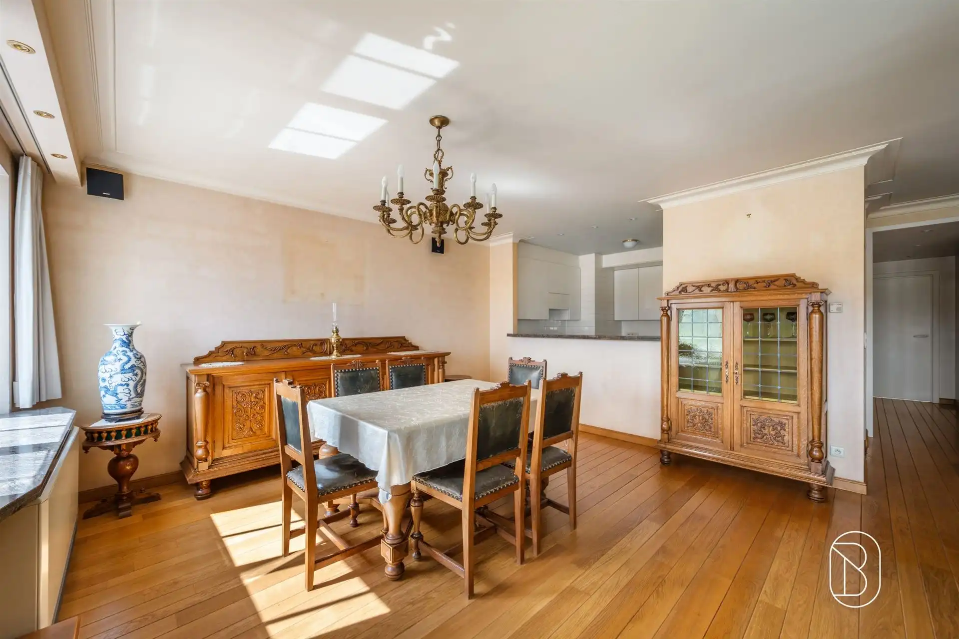 Lichtrijk appartement met 2 SLK en terras op een topligging foto 5
