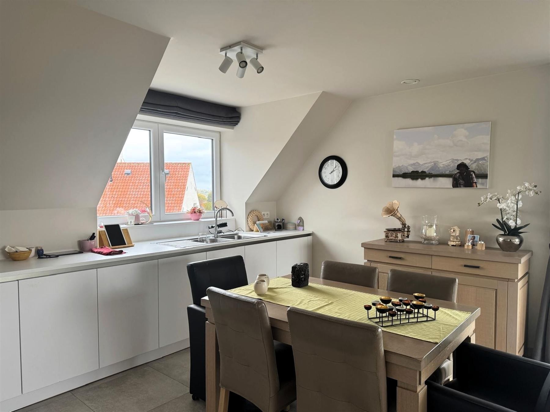 instapklaar en lichtrijk appartement met twee slaapkamers en grote zolder in Zwevegem foto 6