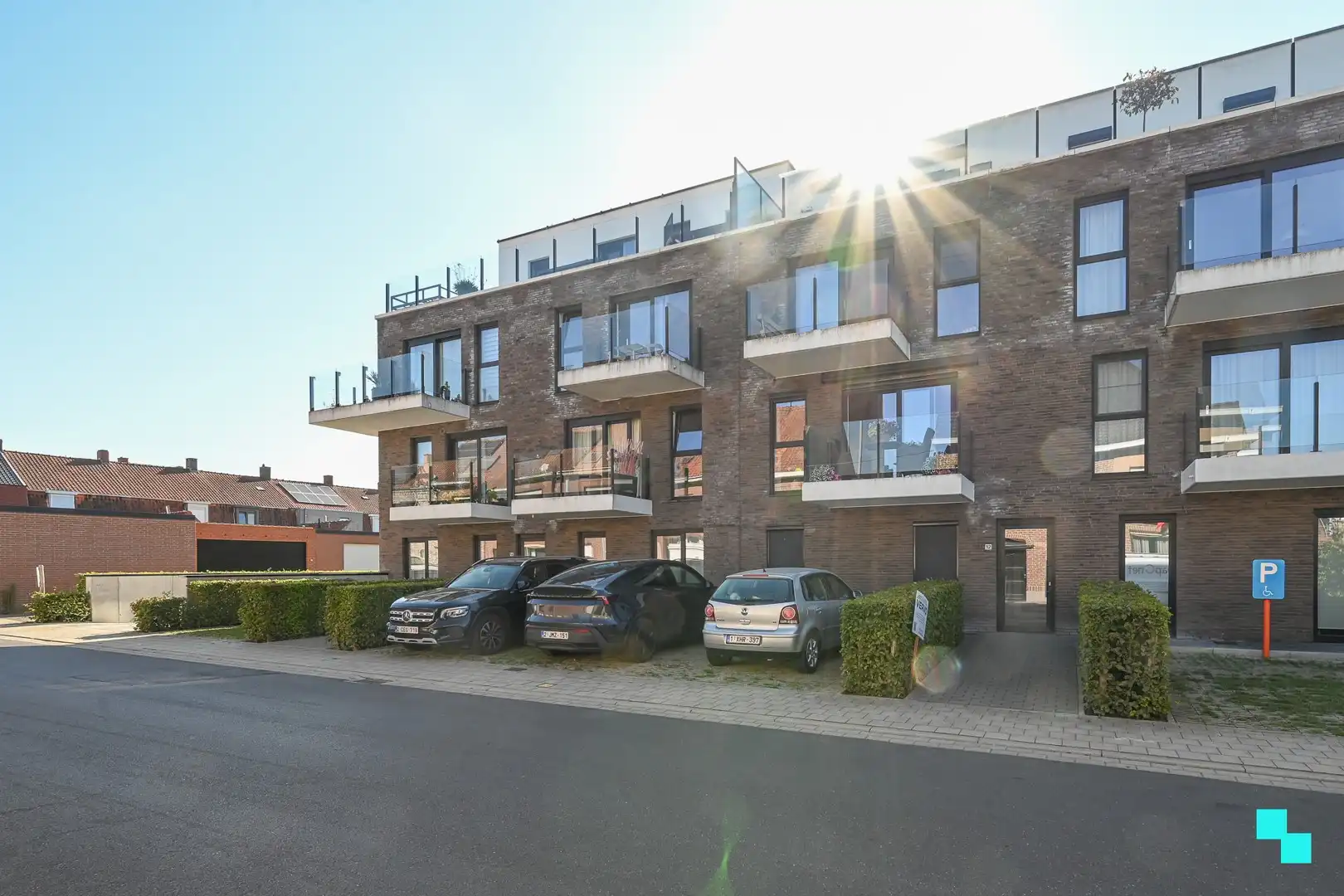 Instapklaar appartement met divers maatmeubilair te Izegem (Emelgem) foto 2