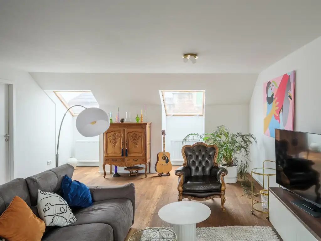 Stijlvol duplex appartement met 2 slaapkamers en terras, centraal gelegen in het bruisende centrum nabij alle belangrijkste straten en pleinen van Gent. foto 3