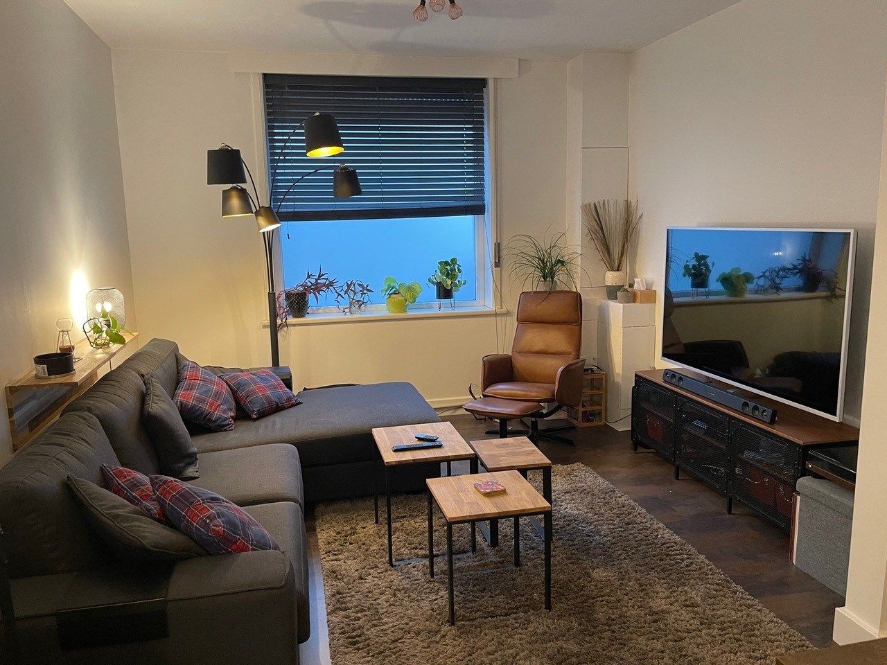 GERENOVEERDE EN INSTAPKLARE RIJWONING MET 3 SLAAPKAMERS EN TUIN foto 3