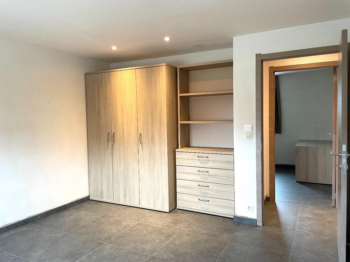 Recente woning met 3 slaapkamers, leuke tuin en staanplaats! foto 14