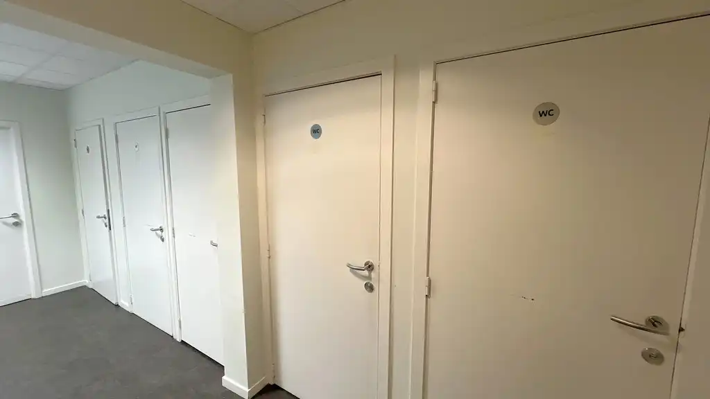 Magazijn met sociale ruimtes te huur in Industriepark-Drongen foto 11