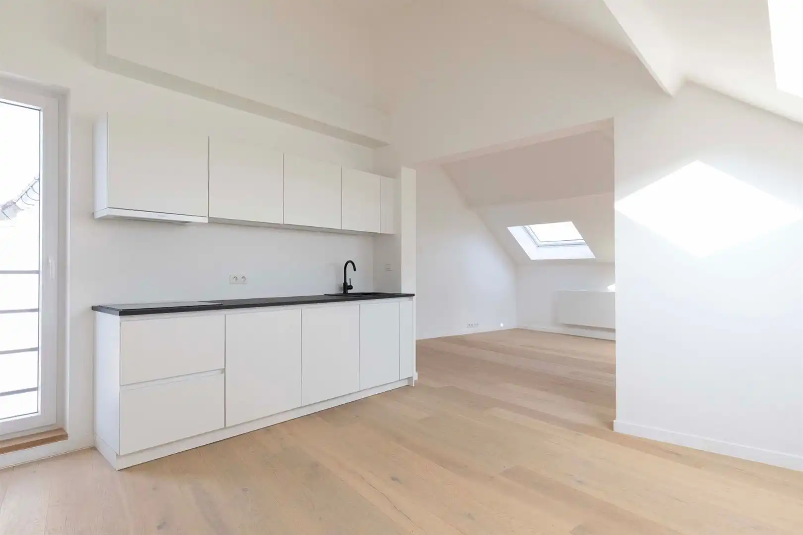 Charmant gerenoveerd appartement met veel lichtinval foto 10