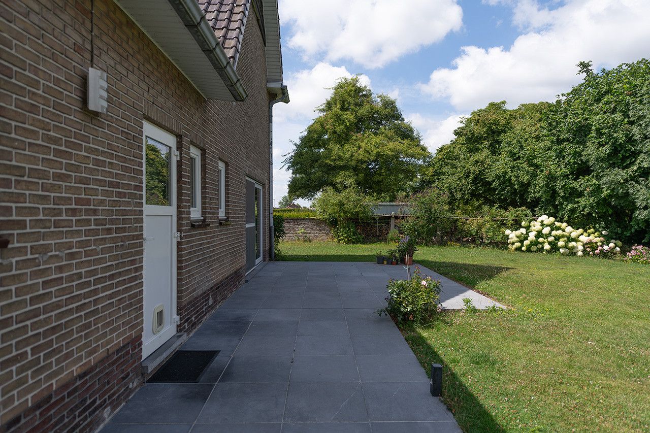 Lichte, modern ingerichte villa foto 8