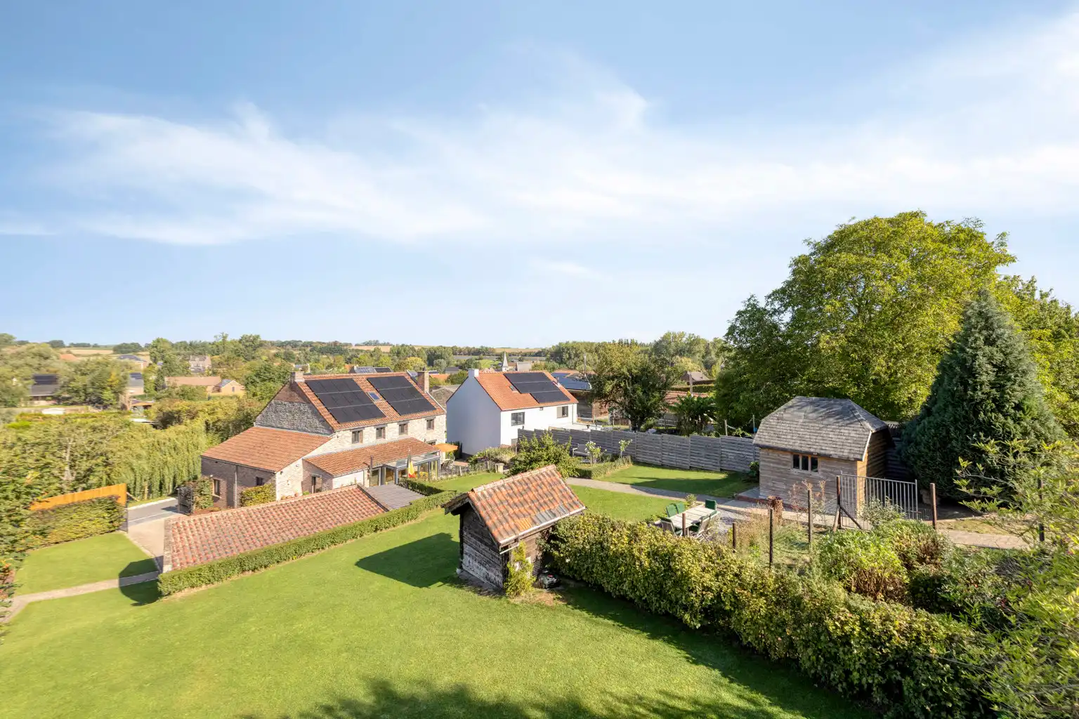 Mooie, ruime woning met tuin in Hoegaarden foto {{pictureIndex}}