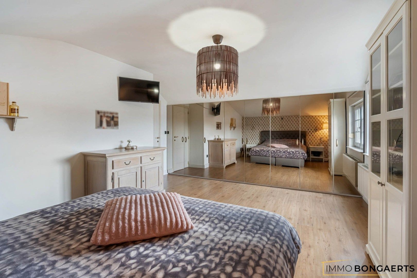 Instapklare woning met 4 slaapkamers en zwembad foto 19