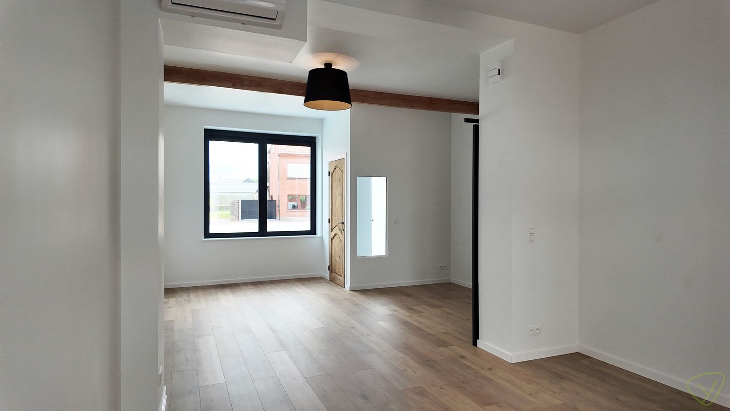 Kwaliteitsvol gerenoveerde en zeer energiezuinige woning vlakbij Veldekensbrug! foto 3