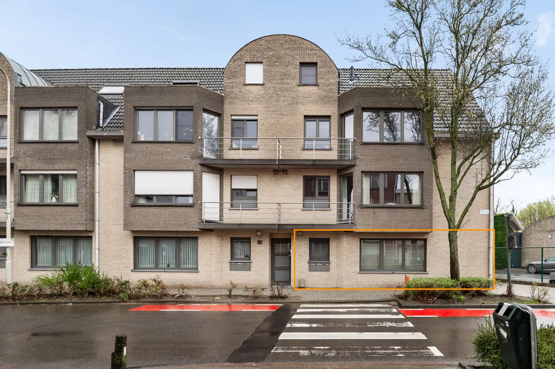 Ruim gelijkvloers appartement vlak buiten centrum Aartselaar foto {{pictureIndex}}