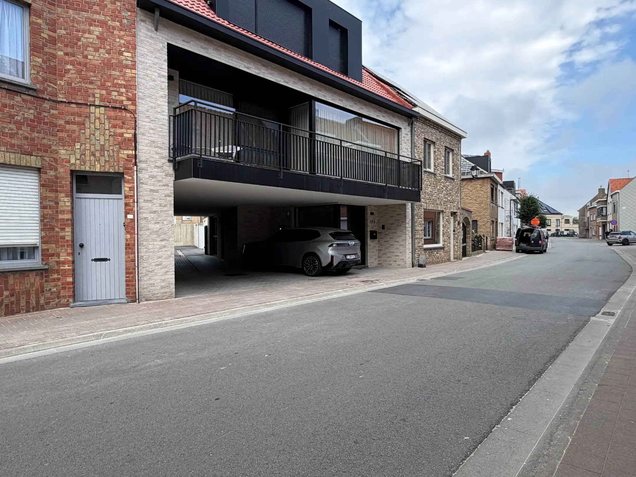 Gesloten garagebox in het centrum van Heist foto {{pictureIndex}}