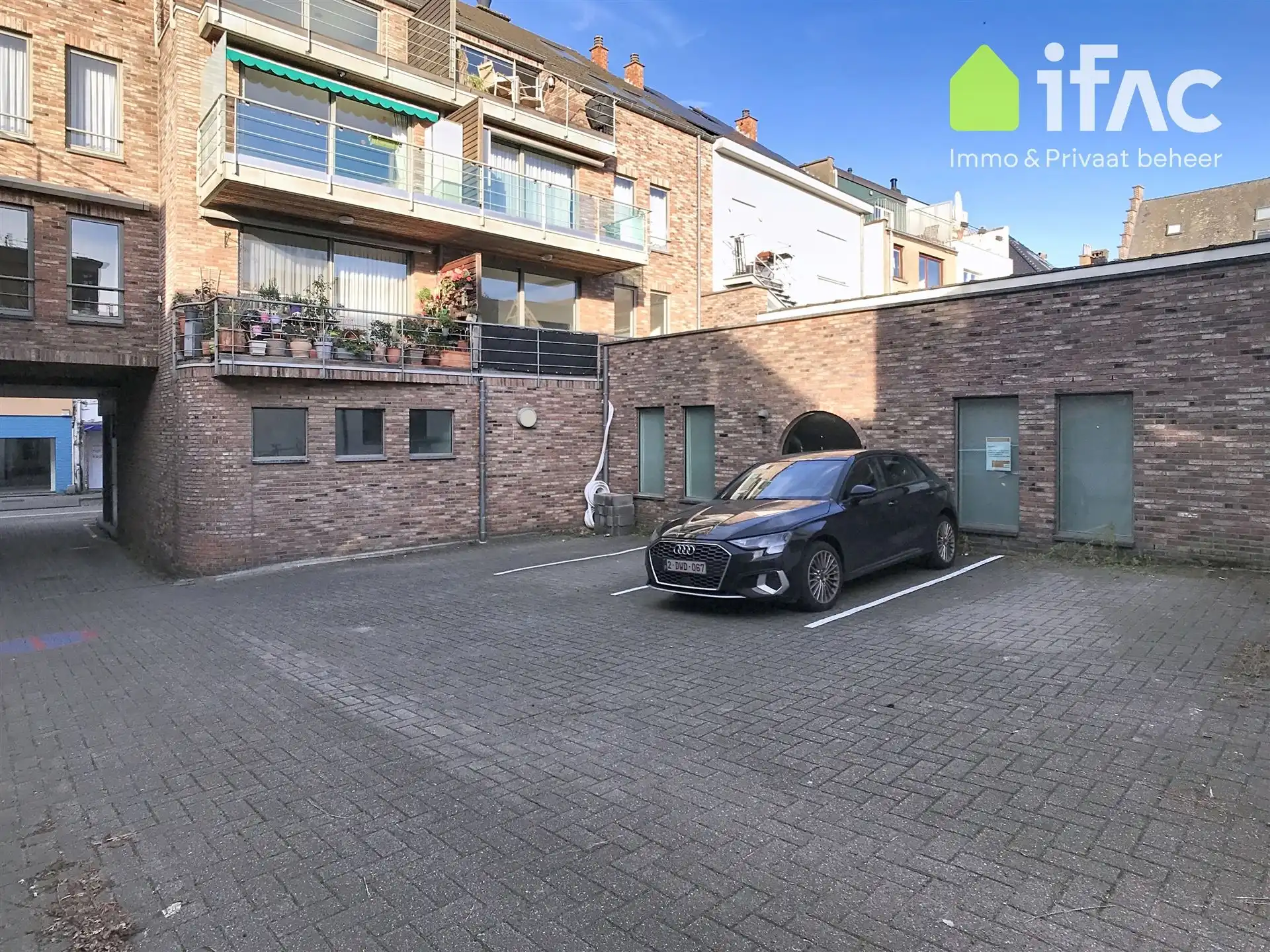 Commerciële ruimte en bureaus (270 m²) met parking foto 11