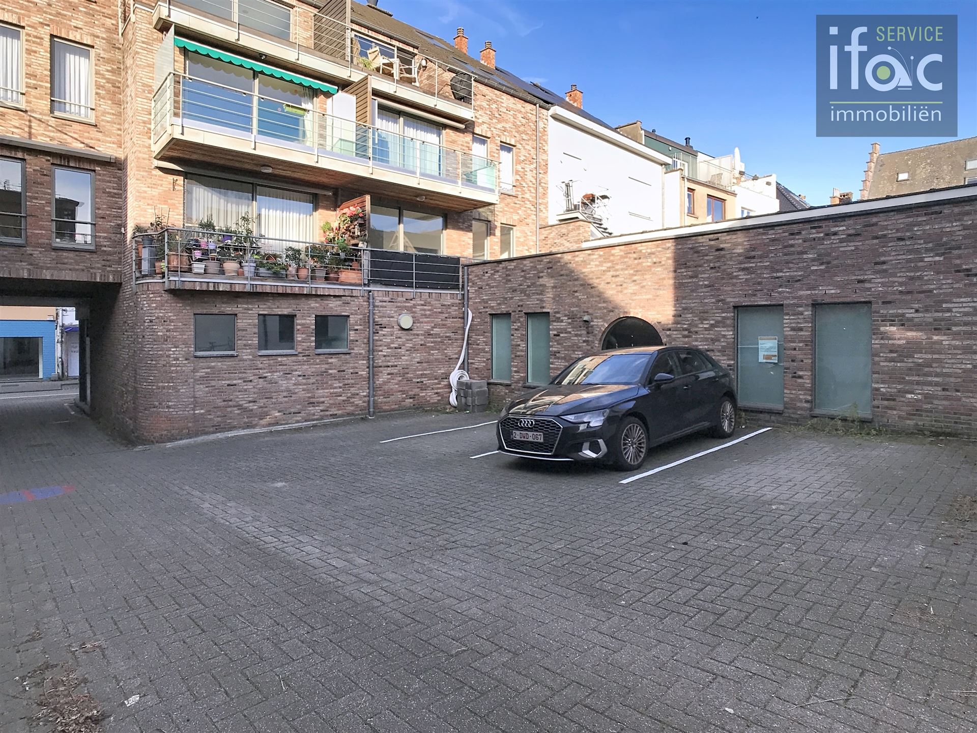 Commerciële ruimte en bureaus (270 m²) met parking. foto 11