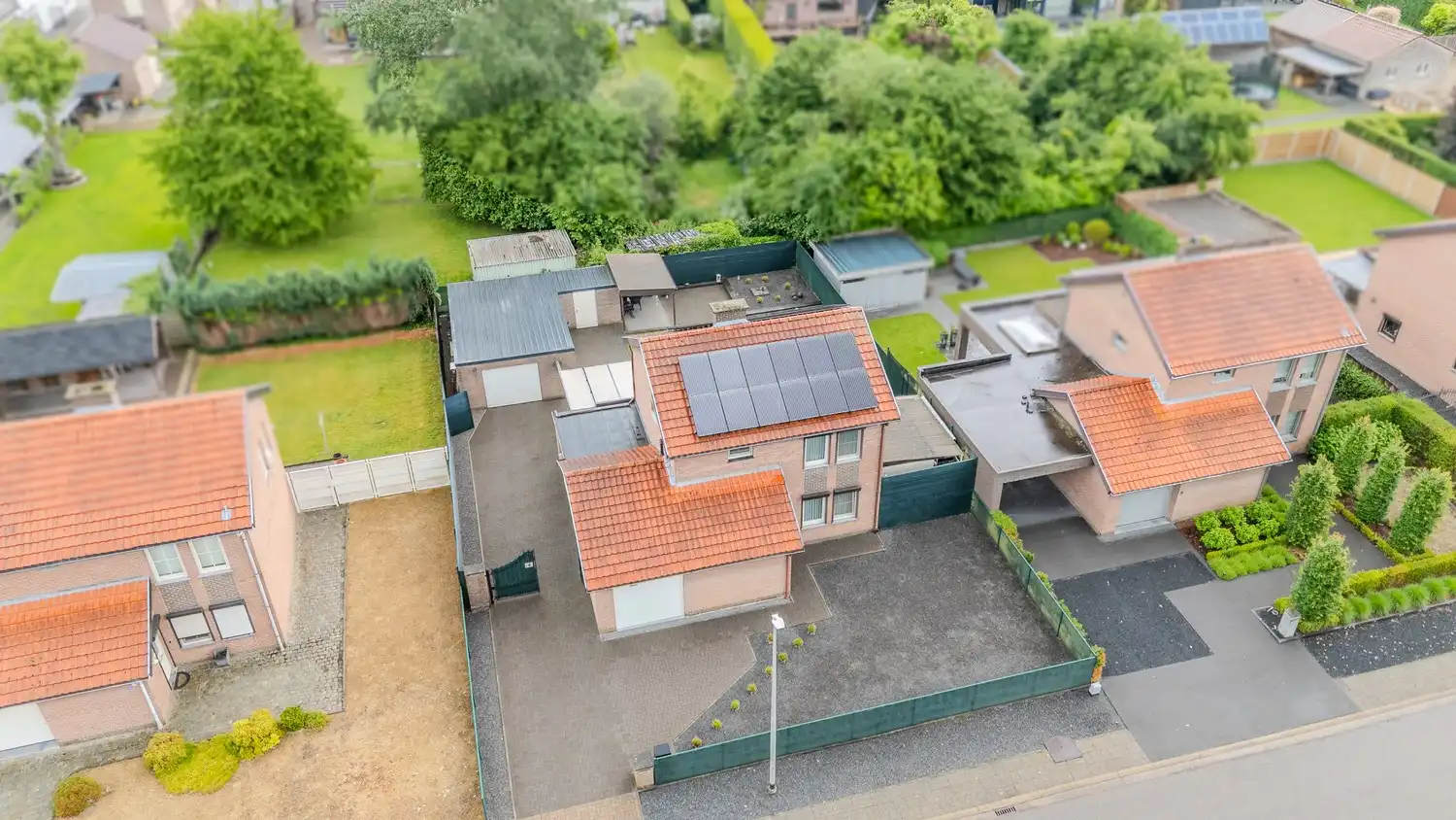 Charmante woning met drie slaapkamers, veranda en losstaande garage in Gellik (Lanaken) foto 2