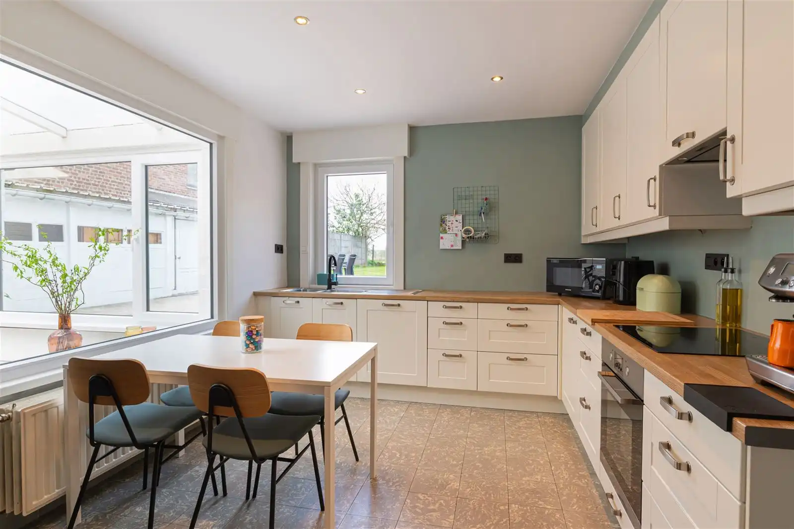 Ruime gezinswoning met grote tuin in Denderhoutem! foto 8