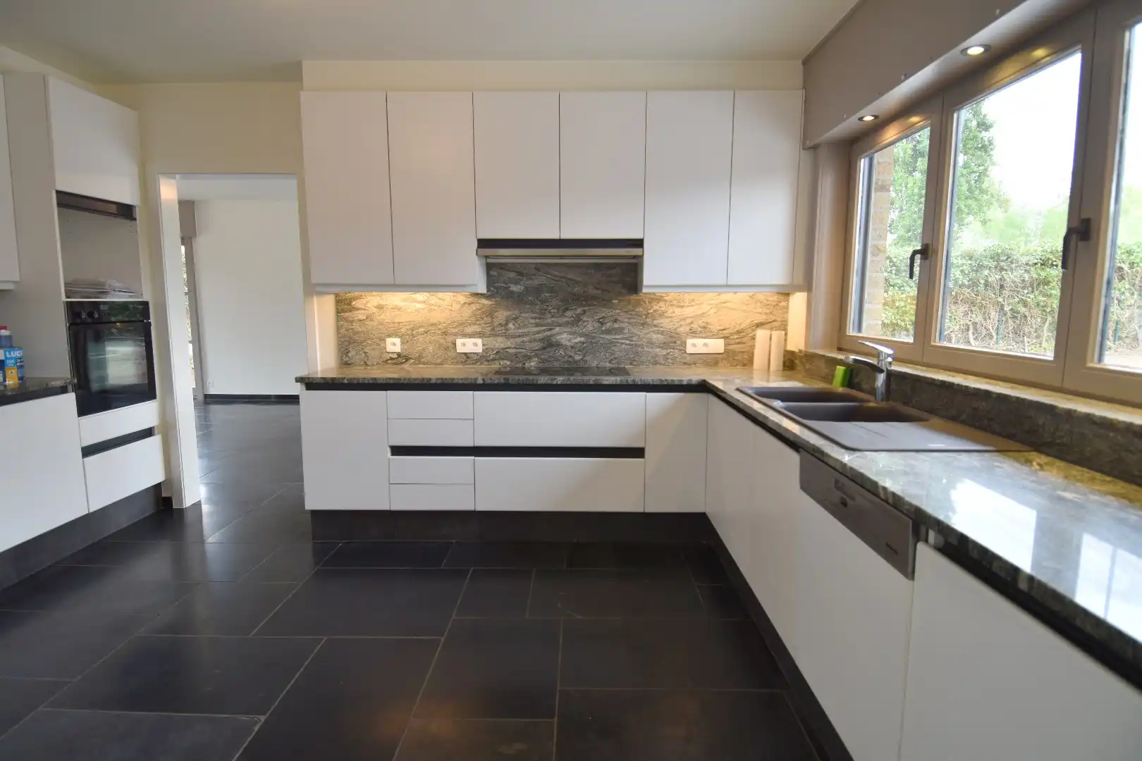 Ruime woning met 4 slaapkamers, tuin en garage in Bellegem foto 9