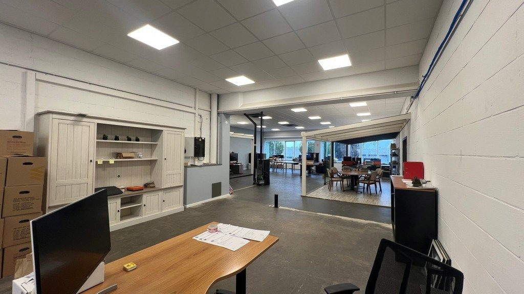 Magazijn met rolbrug en kantoren nabij N47 in Zele foto 5